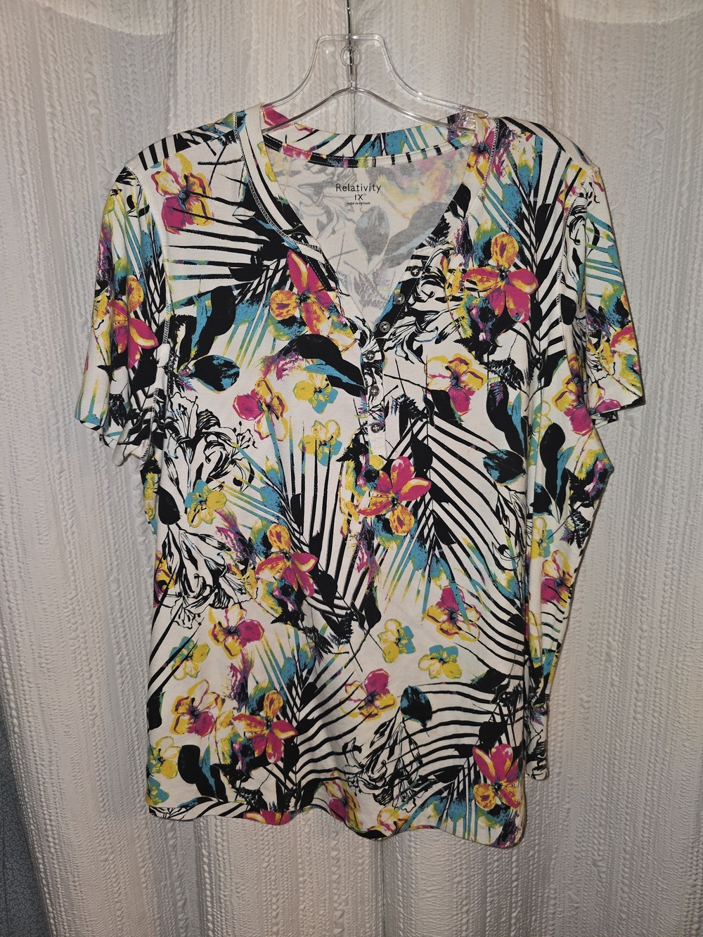 Women 1X Relativity Floral V-Neck Short Sleeve Top